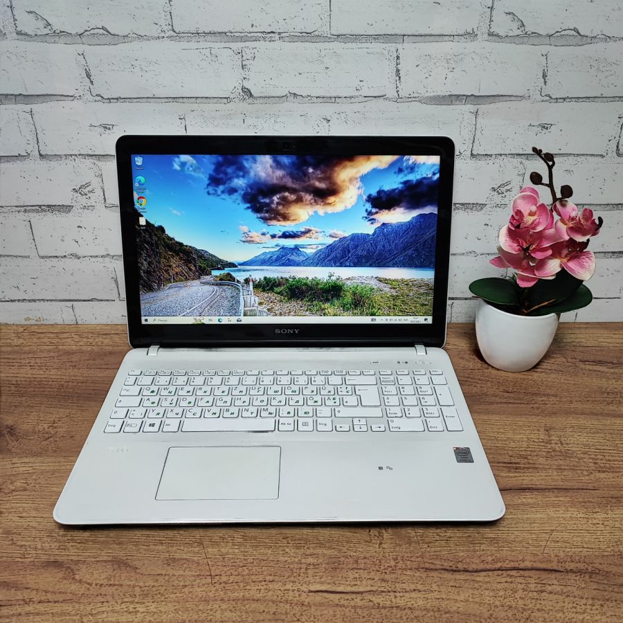Ноутбук Б/В Sony SVF153B1YM, Intel Core i5-4200U, DDR3 8 GB, SSD 256GB, 15.6" Full HD