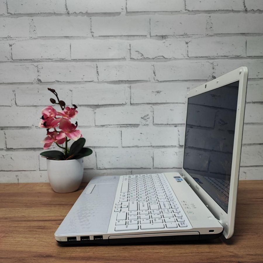 Ноутбук Б/В Sony PCG-71911M, Intel Core i3-2330M, DDR3 8 GB, SSD 128GB, 15.6" HD