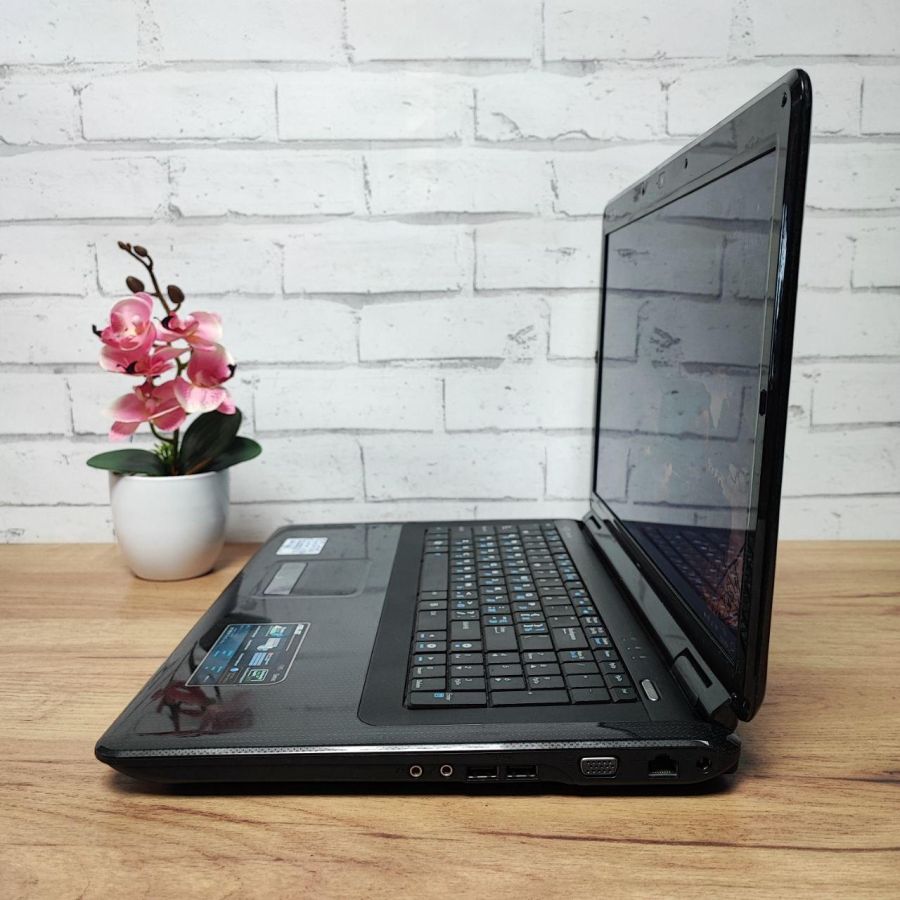 Ноутбук Б/В ASUS K70IJ, Intel Pentium T4400, DDR2 4 GB, SSD 128GB, Intel Mobile 4, 17.3"