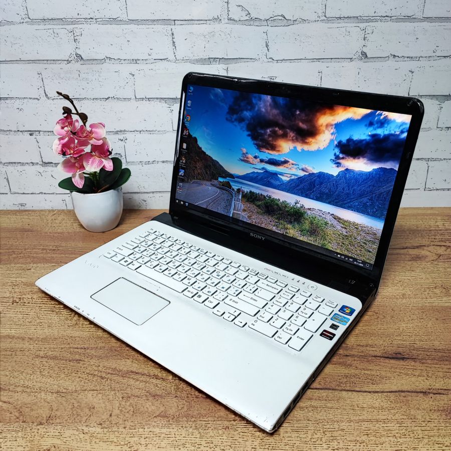 Уцінка! Ноутбук Б/В Sony SVE171A11M, Intel Core i3-2370M, DDR3 8 GB, SSD 128GB, Radeon HD 7500 1Gb, 17.3" HD