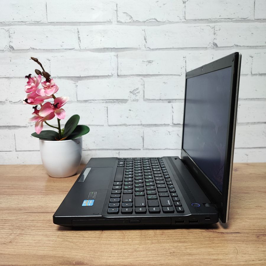 Ноутбук Б/В Samsung 300V, Intel Core i3-2310M, DDR3 8 GB, SSD 256GB, NVIDIA GeForce GT 520M, 15.6"