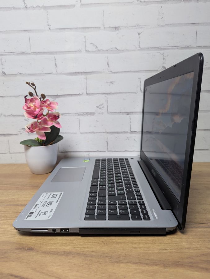 Ноутбук Б/В ASUS R558U, Intel Core i5-7200U, DDR3 16 GB, SSD 500GB, 15.6" Full HD