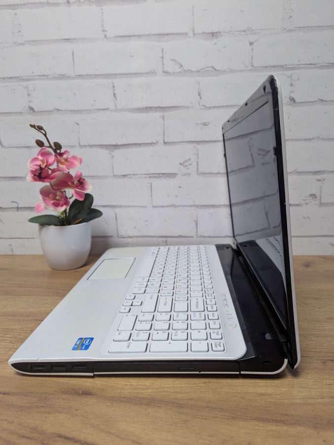 Ноутбук Б/В Sony SVE151J11M, Intel Core i3-3110M, DDR3 8 GB, SSD 128GB, 15.6" HD