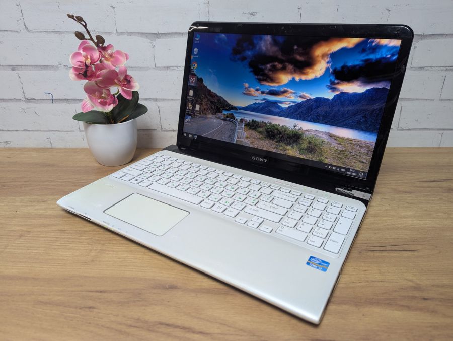 Ноутбук Б/В Sony SVE151J11M, Intel Core i3-3110M, DDR3 8 GB, SSD 128GB, 15.6" HD
