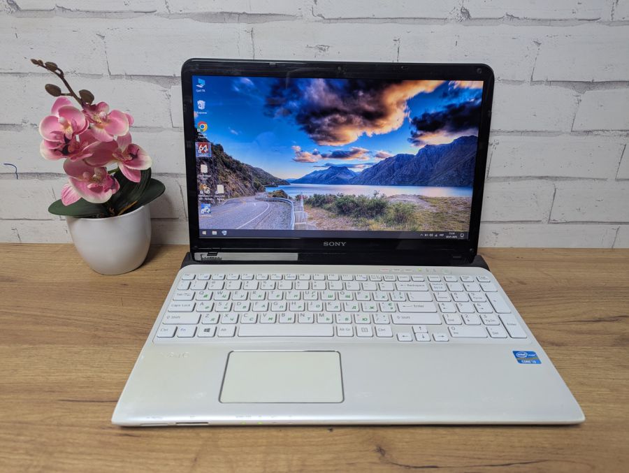 Ноутбук Б/В Sony SVE151J11M, Intel Core i3-3110M, DDR3 8 GB, SSD 128GB, 15.6" HD