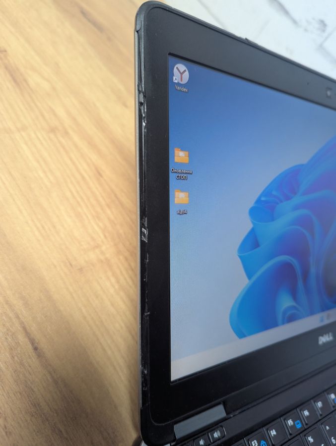 Уцінка! Ноутбук Б/В Dell Latitude E7240, Intel Core i5-4300U, DDR3 8 GB, SSD 256GB, 17.3" HD