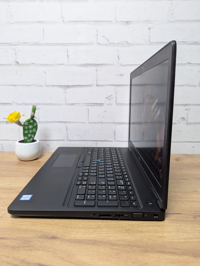 Ноутбук Б/В Dell Latitude 5580, Intel Core i5-7300U, DDR4 8 GB, SSD 256GB, 15.6" Full HD