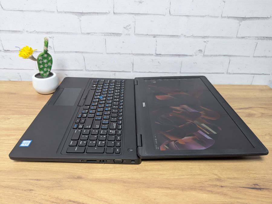 Ноутбук Б/В Dell Latitude 5580, Intel Core i5-7300U, DDR4 8 GB, SSD 256GB, 15.6" Full HD