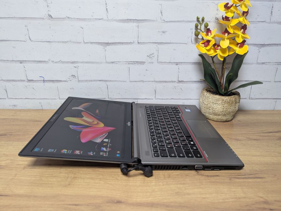 Уцінка! Ноутбук Б/В Fujitsu E746, Intel Core i5-6200U, DDR4 8 GB, SSD 128GB, 14" HD