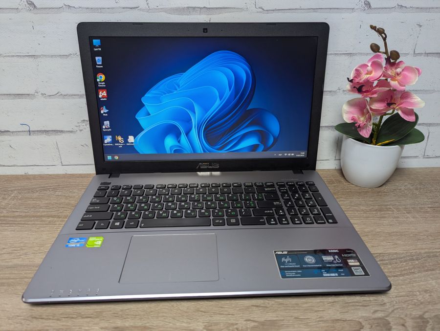 Уцінка! Ноутбук Б/В ASUS X550C, Intel Core i5-3337U, DDR3 8 GB, SSD 256GB, GT 720M 2 Gb, 15.6"