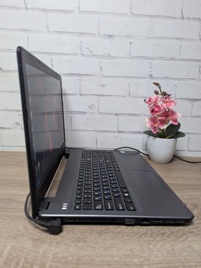 Уцінка! Ноутбук Б/В Medion Akoya P6659, Intel Core i5-6200U, DDR3 12 GB, SSD 256GB + HDD 1TB, NVIDIA GeForce 930M 1Gb, 15.6" Full HD