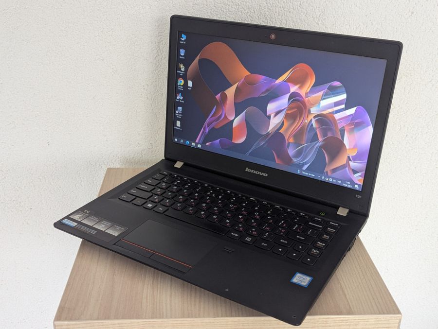 Уцінка! Ноутбук Б/В Lenovo E31-80, Intel Core i3-6006U, DDR3 8 GB, SSD 128GB, 13.3" HD