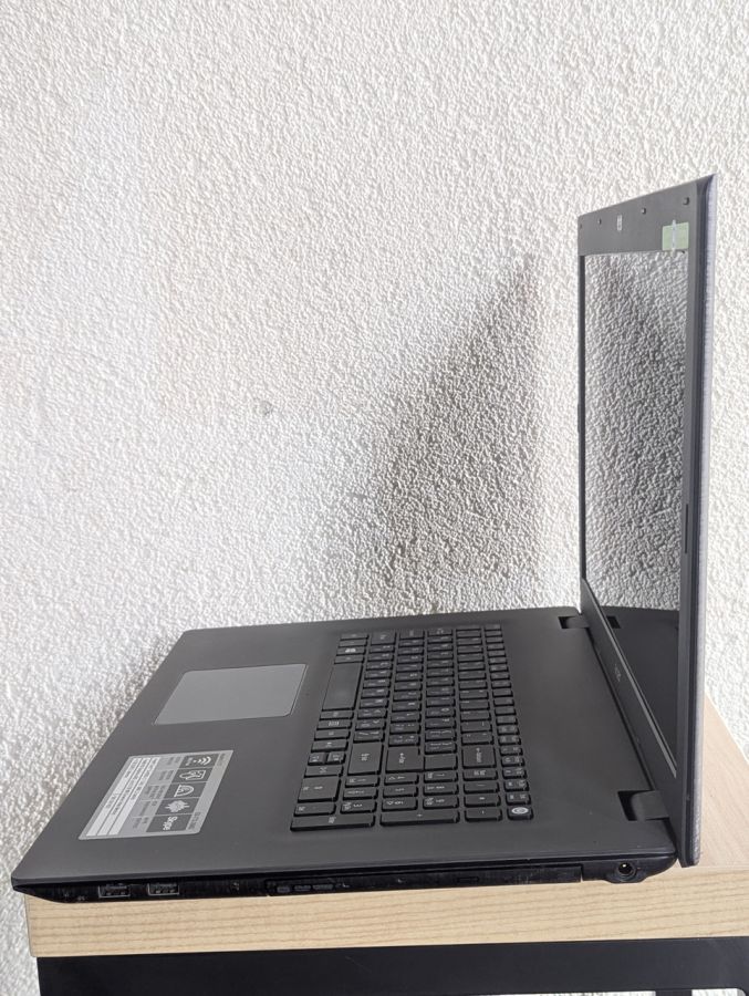 Уцінка! Ноутбук Б/В Acer Aspire E5-772, Intel Core i3-4005U, DDR3 8 GB, SSD 128GB, Intel Microsoft Basic Display Adapter, 17"