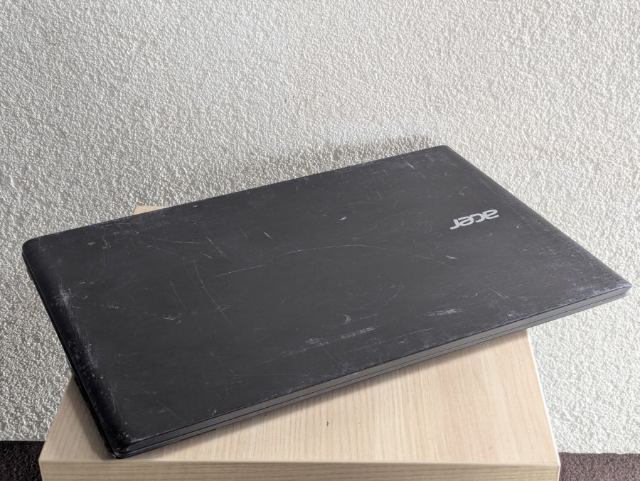 Уцінка! Ноутбук Б/В Acer Aspire E5-772, Intel Core i3-4005U, DDR3 8 GB, SSD 128GB, Intel Microsoft Basic Display Adapter, 17"