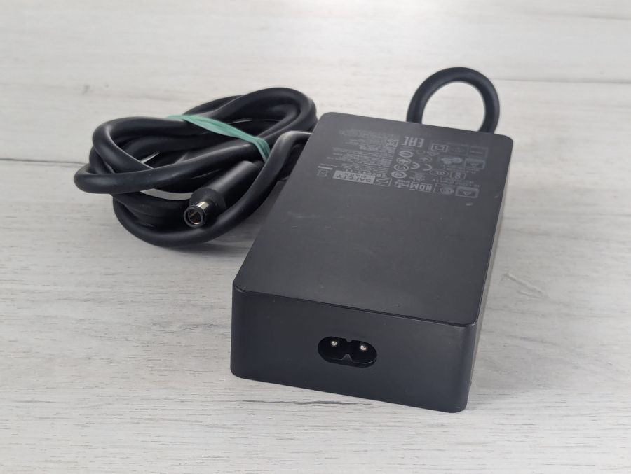 Б/В Microsoft surface 1931 199W 7.4x5.0
