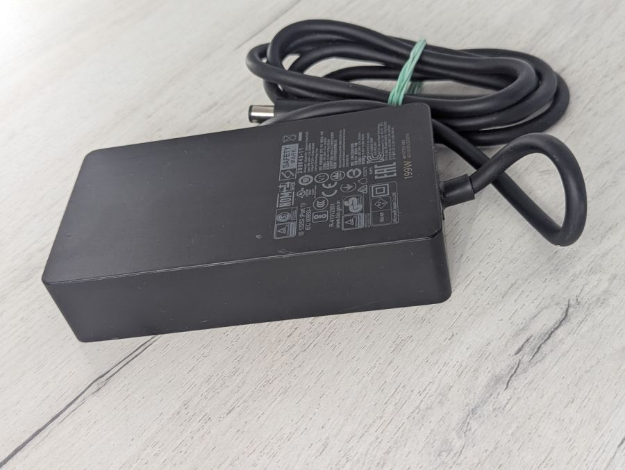 Б/В Microsoft surface 1931 199W 7.4x5.0