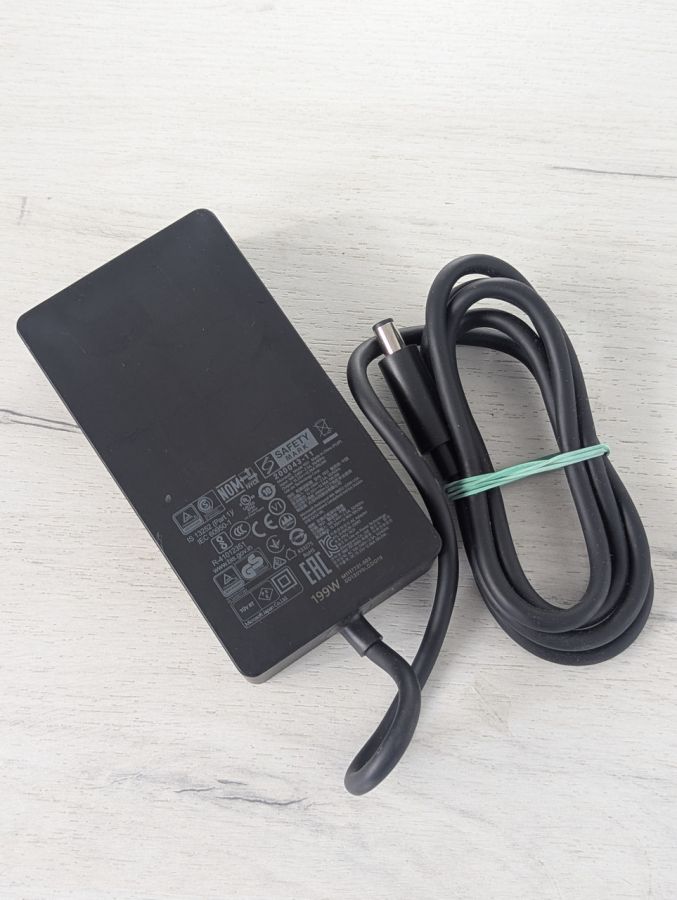 Б/В Microsoft surface 1931 199W 7.4x5.0