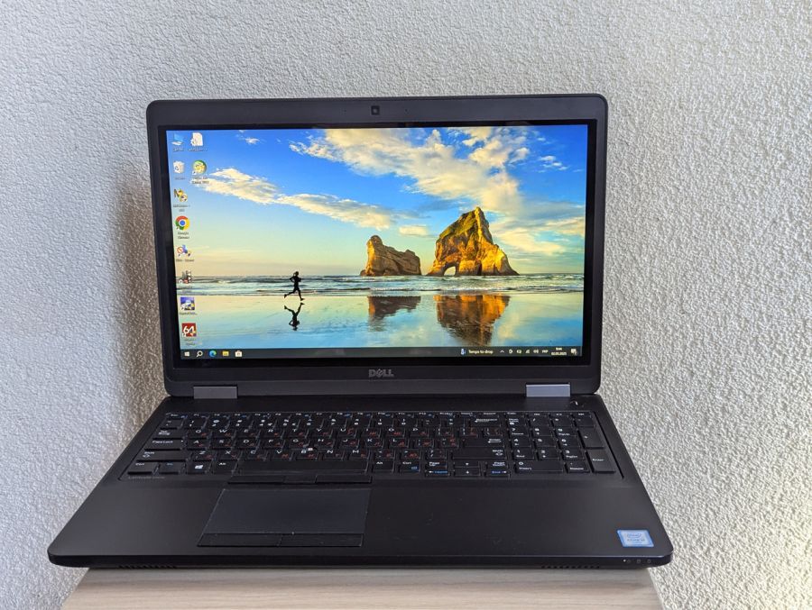 Уцінка! Ноутбук Б/В Dell Latitude E5570, Intel Core i5-6300U, DDR4 8 GB, SSD 128GB, 15.6" Full HD Сенсор