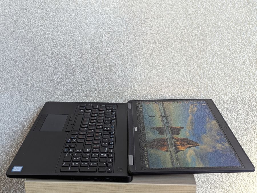 Уцінка! Ноутбук Б/В Dell Latitude E5570, Intel Core i5-6300U, DDR4 8 GB, SSD 128GB, 15.6" Full HD Сенсор