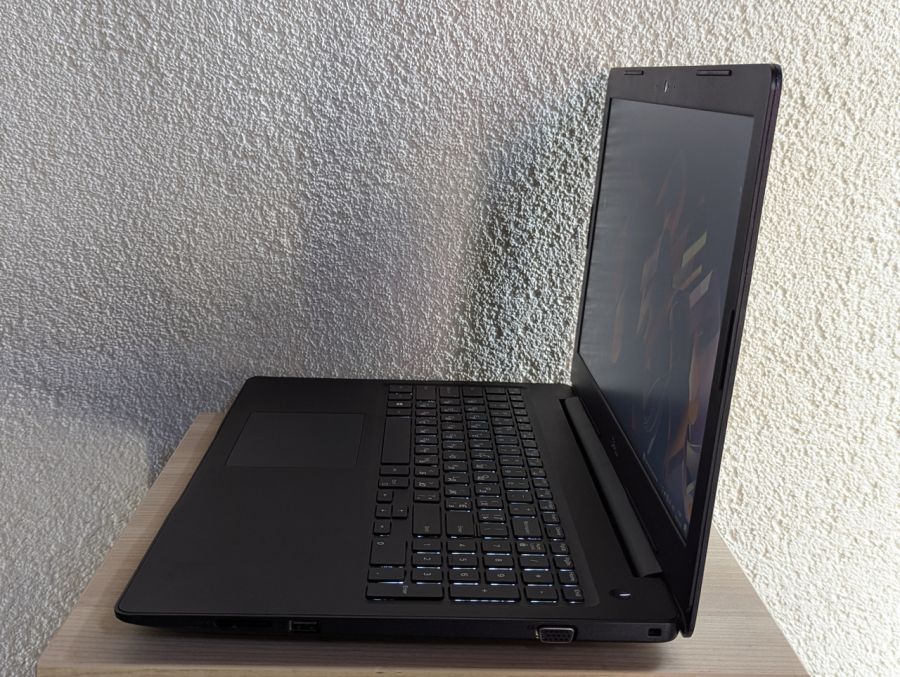 Уцінка! Ноутбук Б/В Dell Latitude 3590, Intel Core i5-8250U, DDR4 16 GB, SSD 128GB + HDD 1TB, 15.6" Full HD