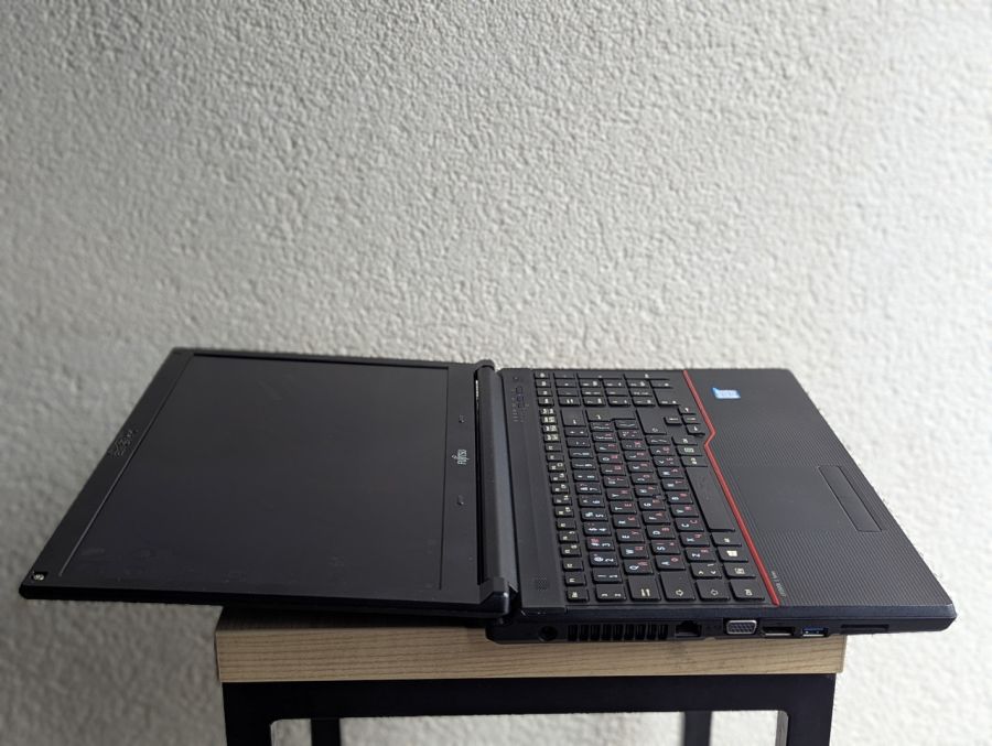 Уцінка! Ноутбук Б/В Fujitsu LifeBook E557, Intel Core i5-7200U, DDR4 8 GB, SSD 128GB, 15.6" HD