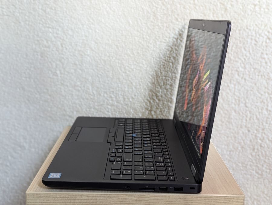 Уцінка! Ноутбук Б/В Dell Precision 3510, Intel Core i5-6300U, DDR4 8 GB, SSD 128GB, 15" Full HD