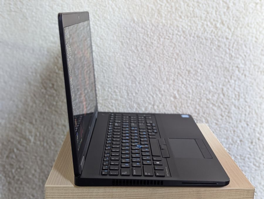 Уцінка! Ноутбук Б/В Dell Precision 3510, Intel Core i5-6300U, DDR4 8 GB, SSD 128GB, 15" Full HD