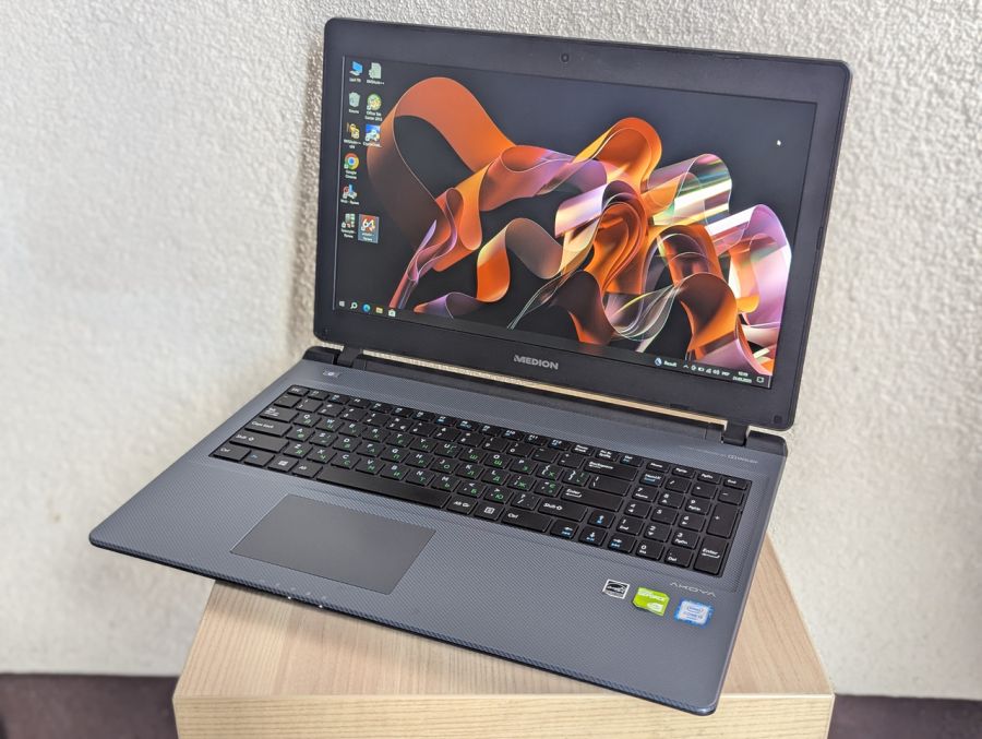 Ноутбук Б/В Medion E15S, Intel Core i5-6200U, DDR4 16 GB, SSD 128GB, NVIDIA GeForce 940MX 2Gb, 15.6" Full HD