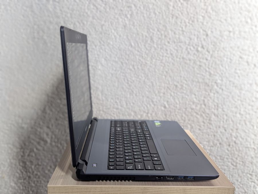 Ноутбук Б/В Medion E15S, Intel Core i5-6200U, DDR4 16 GB, SSD 128GB, NVIDIA GeForce 940MX 2Gb, 15.6" Full HD