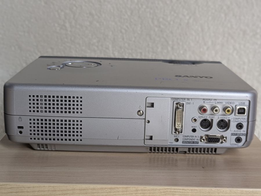 Б/В Проєктор SANYO plc-se20a