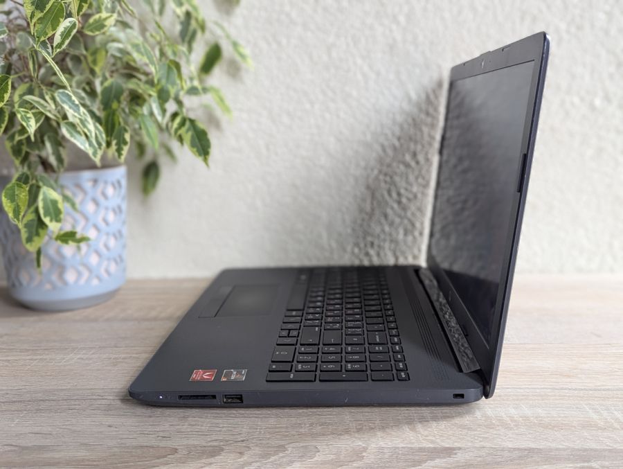 Уцінка! Ноутбук Б/В HP Notebook 255 G7, AMD Ryzen 3 2200U, DDR4 8 GB, SSD 256GB, AMD Radeon Vega, 15.6" Full HD
