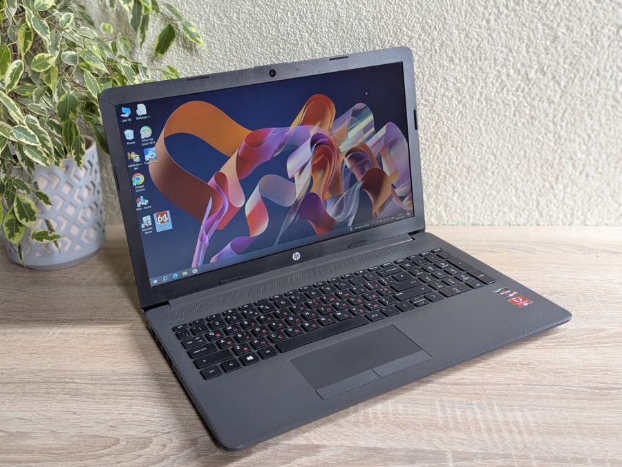 Уцінка! Ноутбук Б/В HP Notebook 255 G7, AMD Ryzen 3 2200U, DDR4 8 GB, SSD 256GB, AMD Radeon Vega, 15.6" Full HD