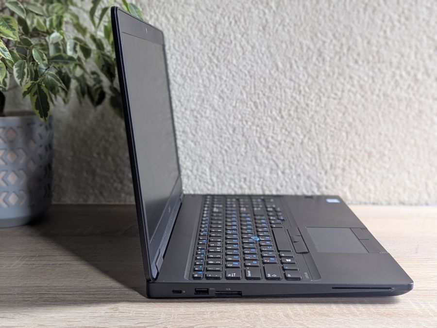 Уцінка! Ноутбук Б/В Dell Latitude 5590, Intel Core i5-7300U, DDR4 8 GB, SSD 128GB, 15.6" Full HD