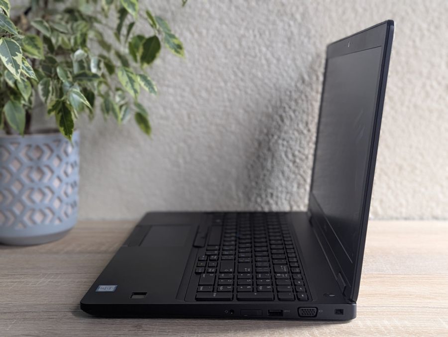 Ноутбук Б/В Dell Latitude 5590, Intel Core i5-7300U, DDR4 8GB, SSD 128GB, 15.6" Full HD