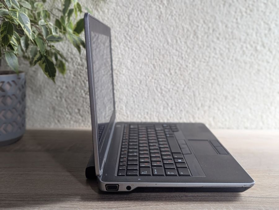 Ноутбук Б/В Dell Latitude E6330, Intel Core i3-3110M, DDR3 8 GB, SSD 128GB, 15.6" HD