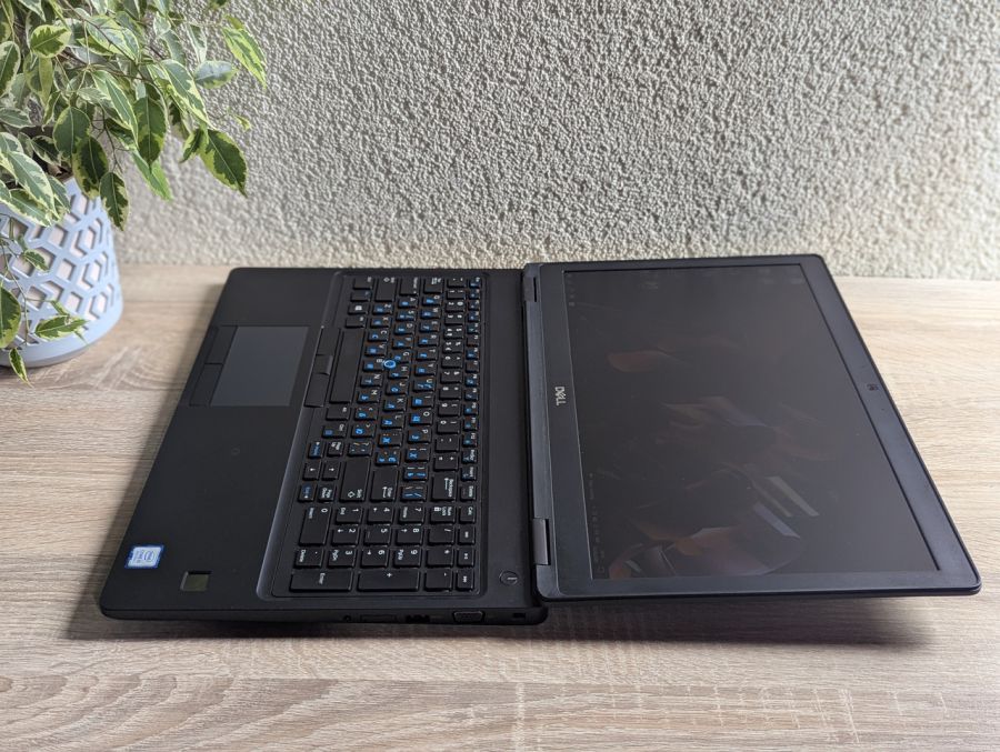 Уцінка! Ноутбук Б/В Dell Latitude 5590, Intel Core i5-8350U, DDR4 16 GB, SSD 256GB, NVIDIA GeForce MX130 2 Gb, 15.6" Full HD
