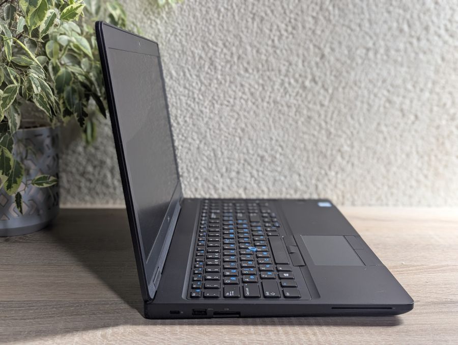 Уцінка! Ноутбук Б/В Dell Latitude 5590, Intel Core i5-8350U, DDR4 16 GB, SSD 256GB, NVIDIA GeForce MX130 2 Gb, 15.6" Full HD