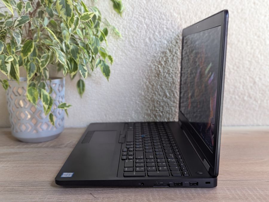 Ноутбук Б/В Dell Latitude E5570, Intel Core i5-6300U, DDR4 8 GB, SSD 128GB, 15.6" Full HD