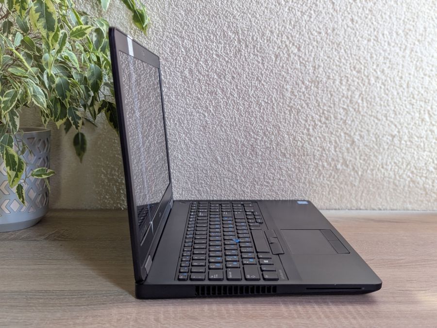 Ноутбук Б/В Dell Latitude E5570, Intel Core i5-6300U, DDR4 8 GB, SSD 128GB, 15.6" Full HD