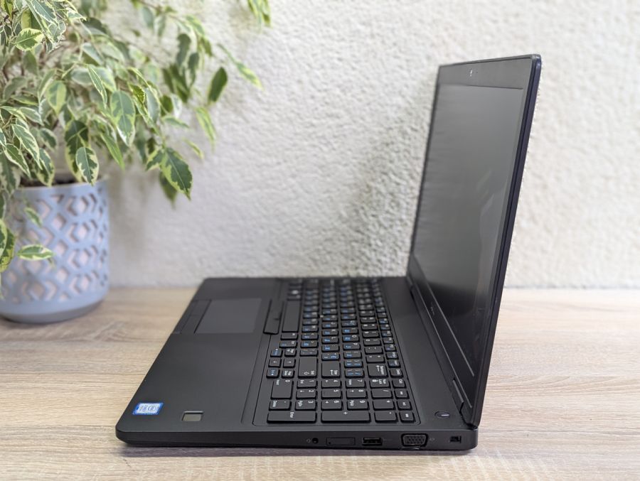 Уцінка! Ноутбук Б/В Dell Latitude 5590, Intel Core i7-8650U, DDR4 8 GB, SSD 128GB, 15.6" Full HD