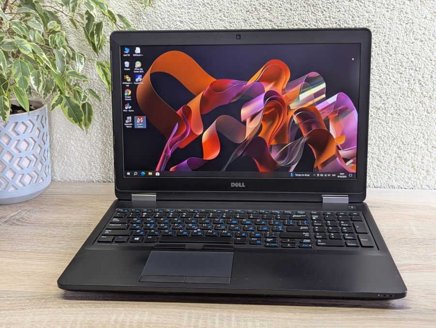 Уцінка! Ноутбук Б/В Dell Latitude E5570, Intel Core i5-6300U, DDR4 8 GB, SSD 128GB, 15.6" Full HD