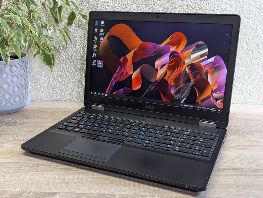 Уцінка! Ноутбук Б/В Dell Latitude E5570, Intel Core i5-6300U, DDR4 8 GB, SSD 128GB, 15.6" Full HD