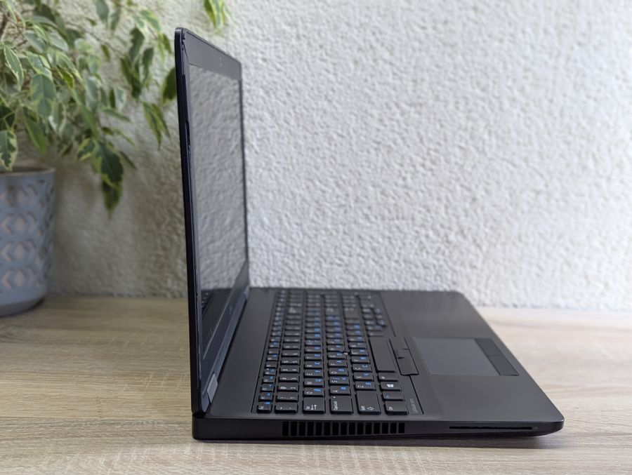 Уцінка! Ноутбук Б/В Dell Latitude E5570, Intel Core i5-6300U, DDR4 8 GB, SSD 128GB, 15.6" Full HD
