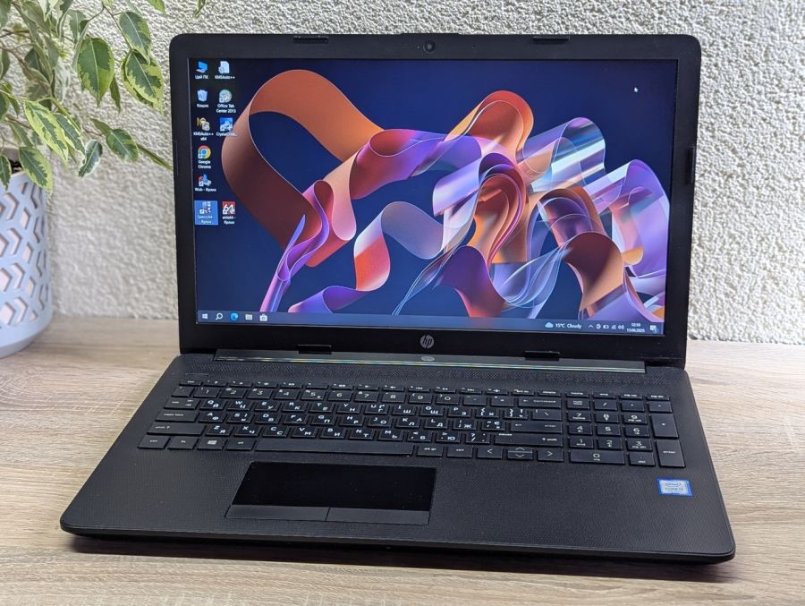 Уцінка! Ноутбук Б/В HP Laptop 15, Intel Core i3-7020U, DDR4 8 GB, SSD 128GB, 15.6" Full HD