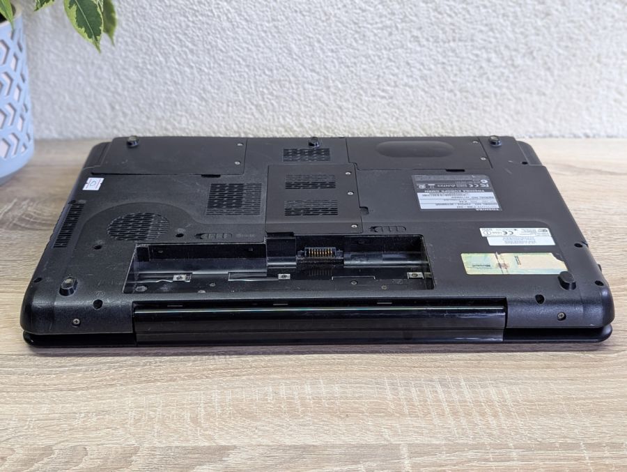 Ноутбук Б/В Toshiba Satellite P 300, Intel Core 2 Duo T6400, DDR2 4GB, SSD 128GB + HDD 380GB, AMD Radeon HD 4500, 15.6" HD