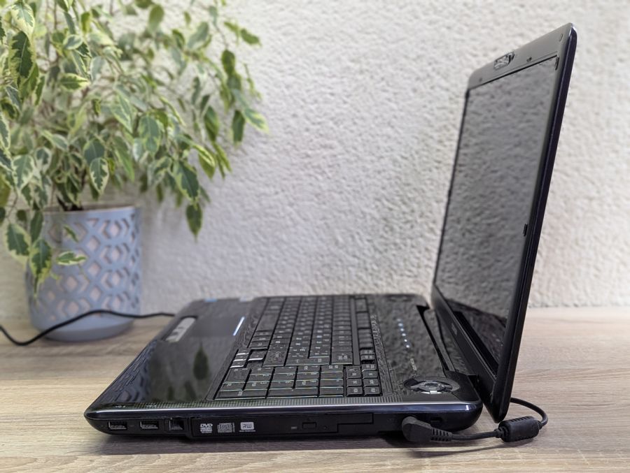 Ноутбук Б/В Toshiba Satellite P 300, Intel Core 2 Duo T6400, DDR2 4GB, SSD 128GB + HDD 380GB, AMD Radeon HD 4500, 15.6" HD