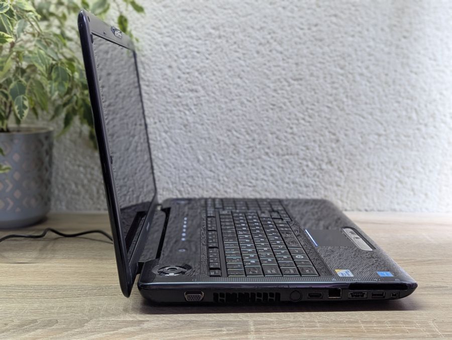 Уцінка! Ноутбук Б/В Toshiba Satellite P 300, Intel Core 2 Duo T6400, DDR2 4 GB, SSD 128GB + HDD 380GB, Radeon HD 4500, 17.1" HD