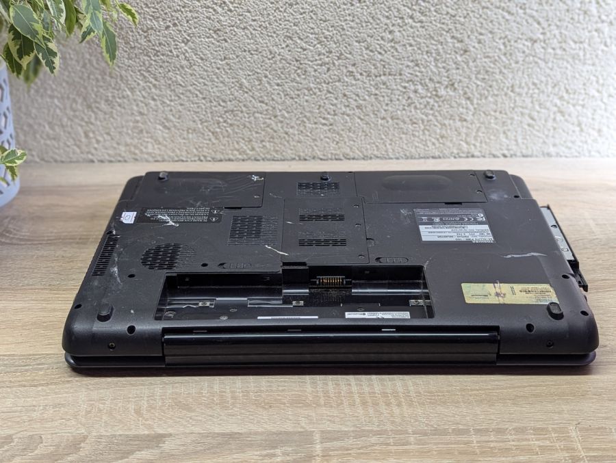 Уцінка! Ноутбук Б/В Toshiba Satellite P300, Intel Core 2 Duo T5750, DDR2 4 GB, SSD 128GB + HDD 500GB, Standard VGA Graphics Adapter 16Mb, 17.1"