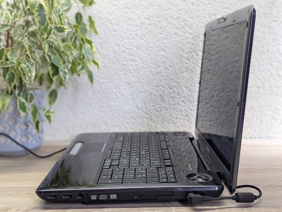 Уцінка! Ноутбук Б/В Toshiba Satellite P300, Intel Core 2 Duo T5750, DDR2 4 GB, SSD 128GB + HDD 500GB, Standard VGA Graphics Adapter 16Mb, 17.1"