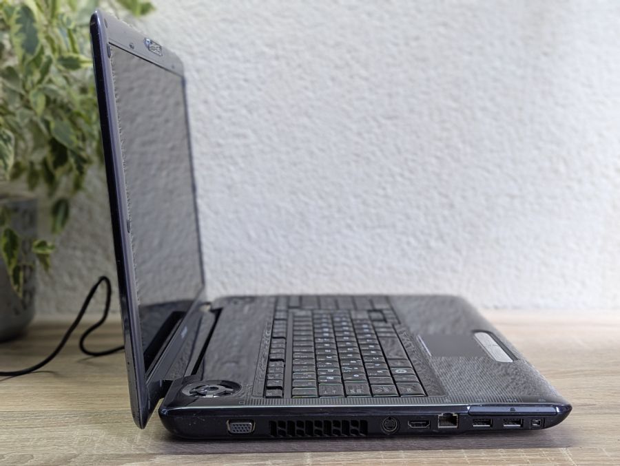 Уцінка! Ноутбук Б/В Toshiba Satellite P300, Intel Core 2 Duo T5750, DDR2 4 GB, SSD 128GB + HDD 500GB, Standard VGA Graphics Adapter 16Mb, 17.1"